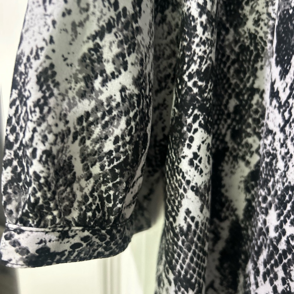 Women's Black and White Snake Print Top - Picture 3 of 7